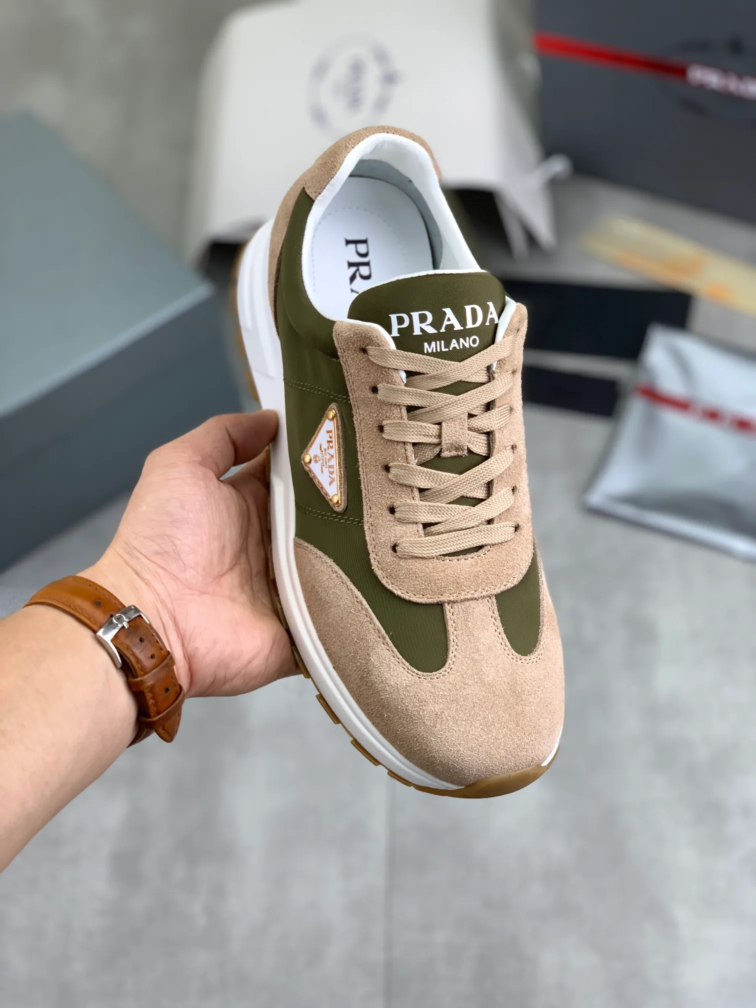 Men's shoes 💰P562💰[New model] The top version is available on the official website, 🆘 The trendy brand (PRADA) mainly promotes the popular model, avant-garde and versatile fashionable men's shoes, private version mold opening, cowhide surface splicing 1:1 replica... fashionable and simple, original imported cowhide and lining cowhide feet; the atmosphere and personality are more fashionable, eye-catching and pursuing class. It will subvert the old idea and be a must-have for fashion trendsetters with you! Must keep it for yourself! Tall and comfortable, large and low, high-end quality workmanship. Code number: 38-44 (45 customized) 4️⃣ colors available.